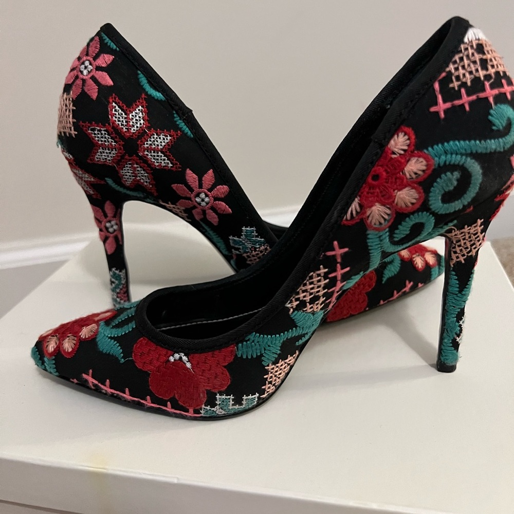 Embroidered Charles David Pump